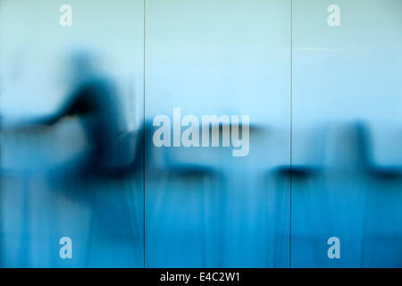 Silhouette di una persona in i membri privati camera presso galleria d'arte Tate Modern di Londra, Inghilterra Foto Stock