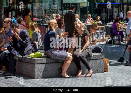 Ufficio di giovani lavoratori in chat durante il loro Lunchbreak, più London, Londra, Inghilterra Foto Stock