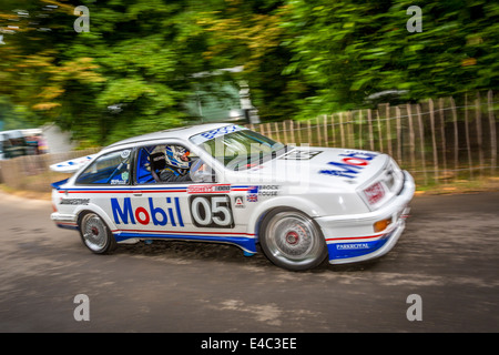 1988 Ford Sierra Cosworth RS500 con autista Steve Mathias lascia il paddock al 2014 Goodwood Festival of Speed, Sussex, Regno Unito. Foto Stock