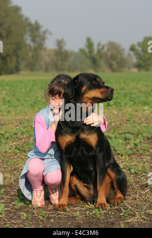 Ragazza con Rottweiler Foto Stock