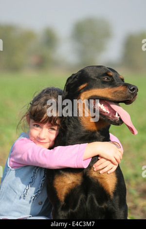 Ragazza con Rottweiler Foto Stock