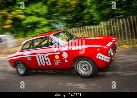 1971 Alfa Romeo GTA 1300 Junior con driver Toine Hezemans lascia il paddock al 2014 Goodwood Festival of Speed, Sussex, Regno Unito Foto Stock