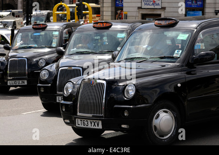 Londra, Inghilterra, Regno Unito. Taxi neri di Londra centrale Foto Stock