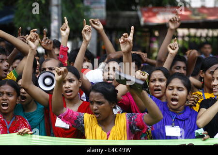 Dacca in Bangladesh. 7 Luglio, 2014. Indumento del Bangladesh lavoratori gridare slogan durante una dimostrazione di Dhaka. I lavoratori sono stati chiedono un aumento di stipendio e un bonus di festival davanti a quella islamica festival vacanze Eid-al-Fitr che segna la fine del mese sacro del Ramadan © Zakir Hossain Chowdhury/NurPhoto/ZUMA filo/Alamy Live News Foto Stock