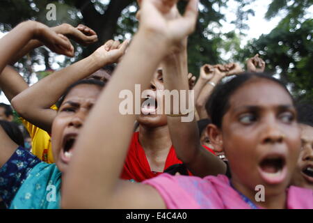 Dacca in Bangladesh. 7 Luglio, 2014. Indumento del Bangladesh lavoratori gridare slogan durante una dimostrazione di Dhaka. I lavoratori sono stati chiedono un aumento di stipendio e un bonus di festival davanti a quella islamica festival vacanze Eid-al-Fitr che segna la fine del mese sacro del Ramadan © Zakir Hossain Chowdhury/NurPhoto/ZUMA filo/Alamy Live News Foto Stock