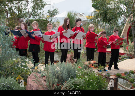 Hampton Court Palace, SURREY REGNO UNITO. Il 7 luglio 2014. Un coro di bambini canta canzoni australiane sull'essenza dell'Australia Visualizza giardino alla RHS Hampton Court Palace Flower Show sulla Giornata della stampa. La mostra va dal 8 al 13 luglio. Credito: Malcolm Park editoriale/Alamy Live News. Foto Stock