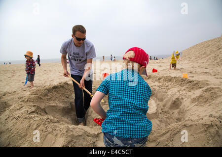 Padre e Figlio giocando sulla spiaggia, Le Touquet-Paris-Plage, Francia Foto Stock