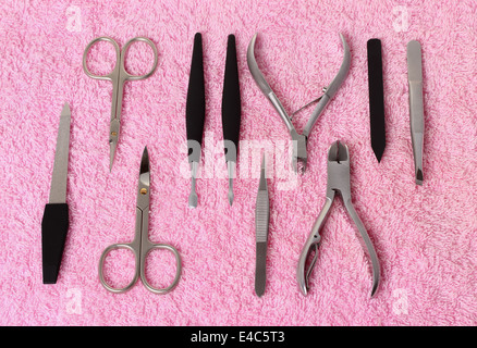 Set di strumenti per manicure, su uno sfondo rosa Foto Stock