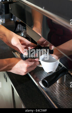 La preparazione di caffè in un coffee shop Foto Stock