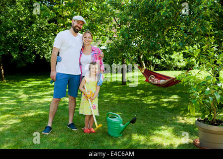 Famiglia con due bambini in giardino, Monaco di Baviera, Germania Foto Stock