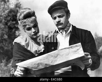 Simone Signoret, Serge Reggiani, sul set del film "Casque d'O', 1952 Foto Stock