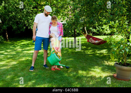 Famiglia con due bambini in giardino, Monaco di Baviera, Germania Foto Stock