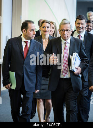 Bruxelles, BXL, Belgio. 8 Luglio, 2014. Socialista Italiano Vice Presidente del Parlamento Gianni Pittella (L) e PPE (Partito Popolare Europeo) gruppo candidato designato per la presidenza della Commissione europea, Jean Claude Juncker (R) all'inizio di un incontro con un gruppo politico del Parlamento europeo a Bruxelles, in Belgio, il 08.07.2014 Il Parlamento europeo voterà sulla Juncker il 15 Luglio da Wiktor Dabkowski Credito: Wiktor Dabkowski/ZUMA filo/Alamy Live News Foto Stock