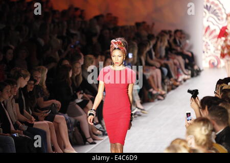 Berlino, Germania. 8 luglio 2014. Il modello indossa una creazione di Lena Hoschek sul Mercedes-Benz Fashion Week Berlin Primavera/Estate 2015. Credito: Simone Kuhlmey/Pacific Press/Alamy Live News Foto Stock