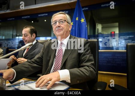 Bruxelles, BXL, Belgio. 8 Luglio, 2014. Socialista Italiano Vice Presidente del Parlamento Gianni Pittella (L) e PPE (Partito Popolare Europeo) gruppo candidato designato per la presidenza della Commissione europea, Jean Claude Juncker (R) all'inizio di un incontro con un gruppo politico del Parlamento europeo a Bruxelles, in Belgio, il 08.07.2014 Il Parlamento europeo voterà sulla Juncker il 15 Luglio da Wiktor Dabkowski Credito: Wiktor Dabkowski/ZUMA filo/Alamy Live News Foto Stock