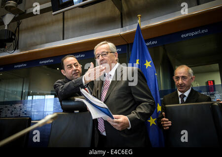 Bruxelles, BXL, Belgio. 8 Luglio, 2014. Socialista Italiano Vice Presidente del Parlamento Gianni Pittella (L) e PPE (Partito Popolare Europeo) gruppo candidato designato per la presidenza della Commissione europea, Jean Claude Juncker (R) all'inizio di un incontro con un gruppo politico del Parlamento europeo a Bruxelles, in Belgio, il 08.07.2014 Il Parlamento europeo voterà sulla Juncker il 15 Luglio da Wiktor Dabkowski Credito: Wiktor Dabkowski/ZUMA filo/Alamy Live News Foto Stock