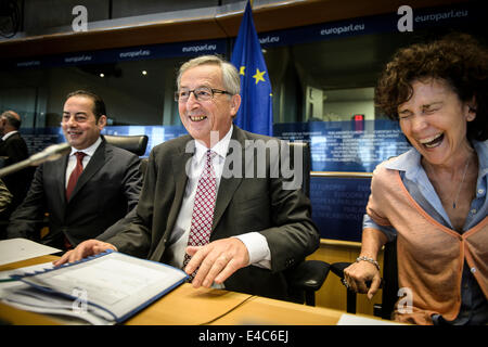 Bruxelles, BXL, Belgio. 8 Luglio, 2014. Socialista Italiano Vice Presidente del Parlamento Gianni Pittella (L) e PPE (Partito Popolare Europeo) gruppo candidato designato per la presidenza della Commissione europea, Jean Claude Juncker (C ) all'inizio di un incontro con un gruppo politico del Parlamento europeo a Bruxelles, in Belgio, il 08.07.2014 Il Parlamento europeo voterà sulla Juncker il 15 Luglio da Wiktor Dabkowski Credito: Wiktor Dabkowski/ZUMA filo/Alamy Live News Foto Stock