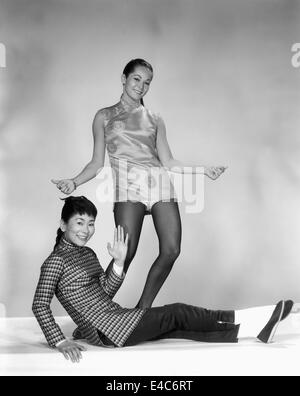 Miyoshi Umeki, Nancy Kwan, Ritratto di pubblicità per i film, 'Flower Drum Song', 1961 Foto Stock