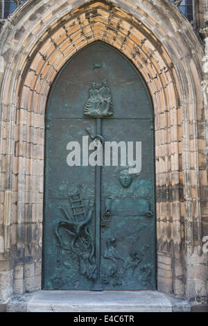 Porta della chiesa di San Giovanni Evangelista (San-Johannis-Kirche) in Magdeburg Foto Stock