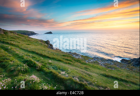 Tramonto su scogliere a West Pentire sopra Crantock vicino a Newquay in Cornovaglia Foto Stock