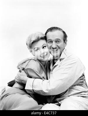 Mitzi Gaynor, David Niven, sul set del film "felice anniversario", 1959 Foto Stock