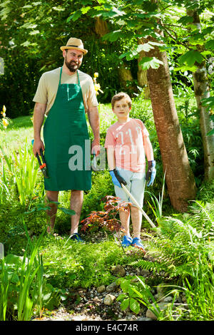 Padre e figlio il giardinaggio, Monaco di Baviera, Germania Foto Stock