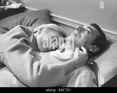 Ingrid Thulin, Yves Montand, sul set del film "La Guerre est Finie', 1966 Foto Stock