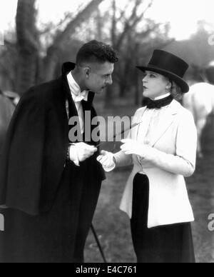 John Gilbert, Mae Murray, sul set del film muto, "La Vedova Allegra", 1925 Foto Stock