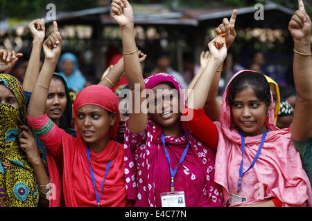 Dacca in Bangladesh. 7 Luglio, 2014. Indumento del Bangladesh lavoratori gridare slogan durante una dimostrazione di Dhaka. I lavoratori sono stati chiedono un aumento di stipendio e un bonus di festival davanti a quella islamica festival vacanze Eid-al-Fitr che segna la fine del mese sacro del Ramadan © Zakir Hossain Chowdhury/NurPhoto/ZUMA filo/Alamy Live News Foto Stock