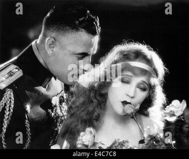 John Gilbert, Mae Murray, sul set del film muto, "La Vedova Allegra", 1925 Foto Stock