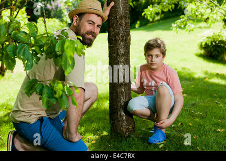 Il padre e il figlio nel giardino, Monaco di Baviera, Germania Foto Stock