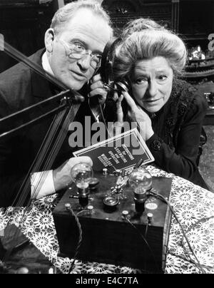 Gordon Jackson, Angela Baddeley, sul set del British serie TV, "al piano superiore, al piano di sotto", anni settanta Foto Stock