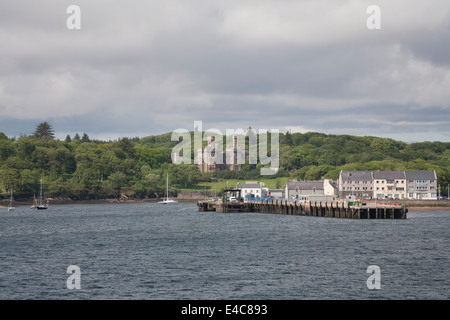 Visualizzare torna alla porta con il castello di Lews in background dal traghetto in partenza Stornoway isola di Lewis Foto Stock