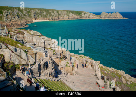 Terrazzamenti posti a sedere presso il Teatro Minack - scavate nella clffs affacciato Porthcurno Cove, Cornwall, Inghilterra Foto Stock