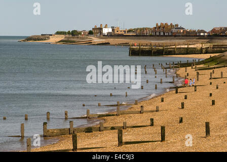 Spiaggia di sabbia di Sheerness con pochissime persone. Isola di Sheppey Kent UK. 2014 HOMER SYKES 2010s Foto Stock