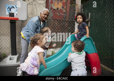'Smart i ragazzi sono per noi " scuola materna e Early Learning Centre in Kensington, un quartiere multiculturale di Brooklyn, New York. Foto Stock