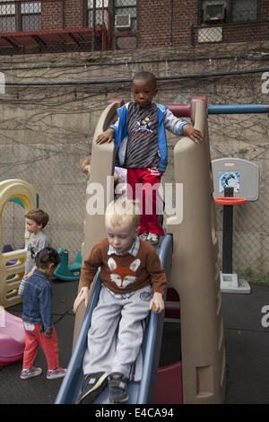 'Smart i ragazzi sono per noi " scuola materna e Early Learning Centre in Kensington, un quartiere multiculturale di Brooklyn, New York. Foto Stock