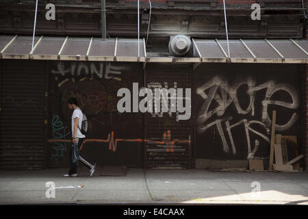 Rundown cercando in zona multietnica Williamsburg quartiere di Brooklyn, New York. Foto Stock