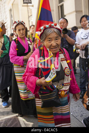 Tibetani Marzo Internazionale in parata degli immigrati nella città di New York che esprimono la loro profondamente spirituale il patrimonio antico. Foto Stock