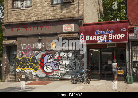 Rundown cercando in zona multietnica Williamsburg quartiere di Brooklyn, New York. Foto Stock