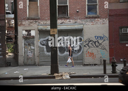 Rundown cercando in zona multietnica Williamsburg quartiere di Brooklyn, New York. Foto Stock