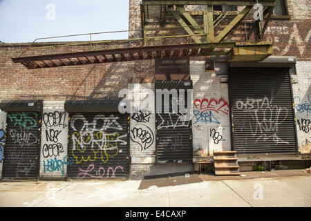 Rundown cercando in zona multietnica Williamsburg quartiere di Brooklyn, New York. Foto Stock