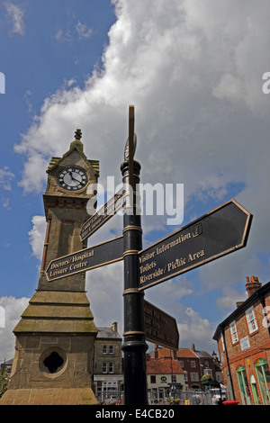 Orientamento per il turismo e itinerari segreti di Palazzo Ducale in piazza del mercato, Thirsk, North Yorkshire Foto Stock