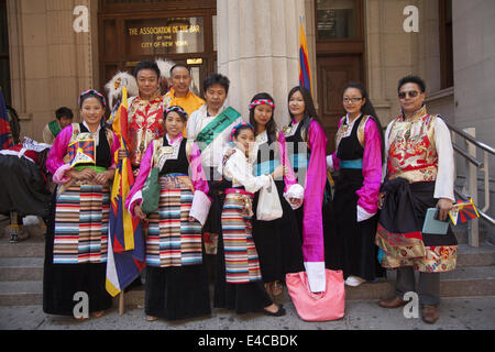 Tibetani Marzo Internazionale in parata degli immigrati nella città di New York che esprimono la loro profondamente spirituale il patrimonio antico. Foto Stock