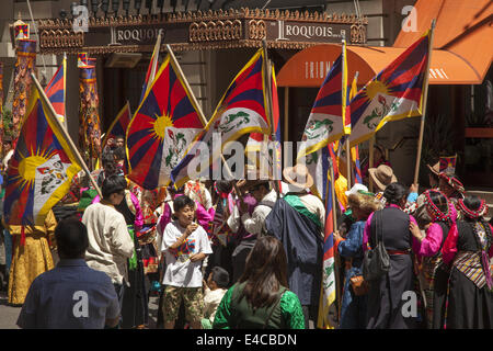 Tibetani Marzo Internazionale in parata degli immigrati nella città di New York che esprimono la loro profondamente spirituale il patrimonio antico. Foto Stock