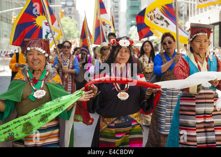 Tibetani Marzo Internazionale in parata degli immigrati nella città di New York che esprimono la loro profondamente spirituale il patrimonio antico. Foto Stock