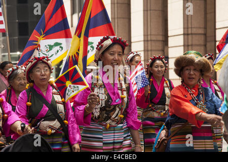 Tibetani Marzo Internazionale in parata degli immigrati nella città di New York che esprimono la loro profondamente spirituale il patrimonio antico. Foto Stock