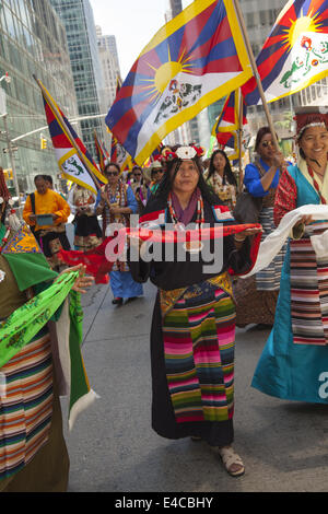 Tibetani Marzo Internazionale in parata degli immigrati nella città di New York che esprimono la loro profondamente spirituale il patrimonio antico. Foto Stock