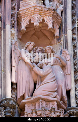 Sculture sul portale ovest della cattedrale di Strasburgo, Francia Foto Stock