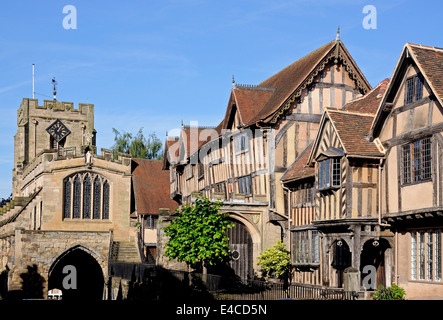 Vista del Lord Leycester Hospital e St James cappella lungo High Street, Warwick, Warwickshire, Inghilterra, Regno Unito, Europa occidentale. Foto Stock